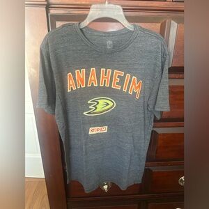 Anaheim Ducks NHL Vintage Embroidered Logo Unisex T-Shirt Sz Medium Hockey